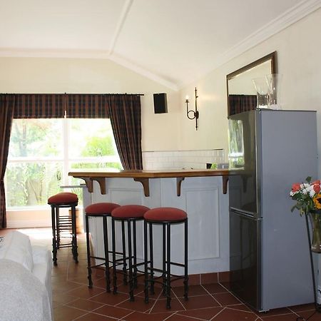 Camelot In Constantia Bed & Breakfast เคปทาวน์ ภายนอก รูปภาพ