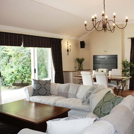 Camelot In Constantia Bed & Breakfast เคปทาวน์ ภายนอก รูปภาพ