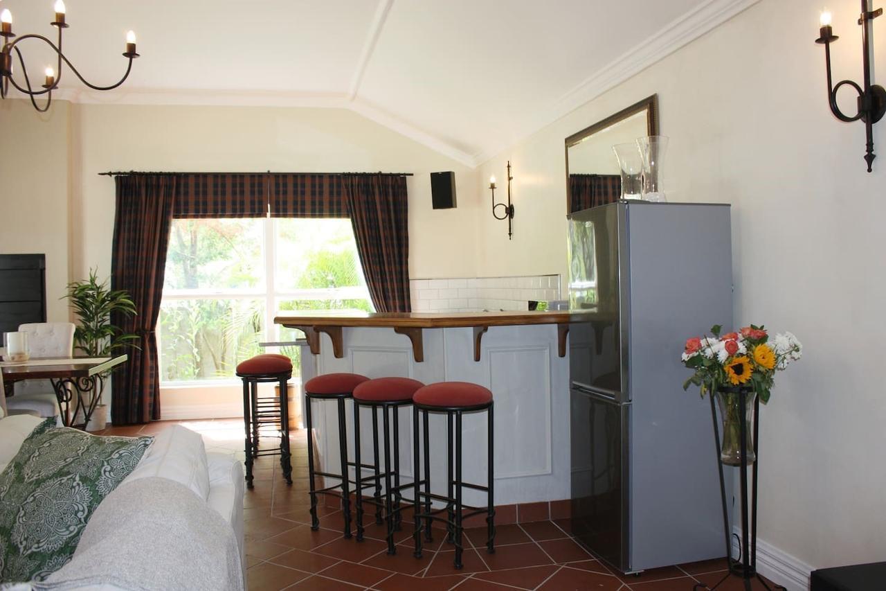 Camelot In Constantia Bed & Breakfast เคปทาวน์ ภายนอก รูปภาพ