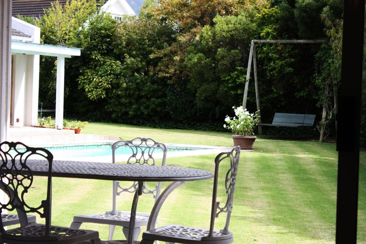 Camelot In Constantia Bed & Breakfast เคปทาวน์ ภายนอก รูปภาพ