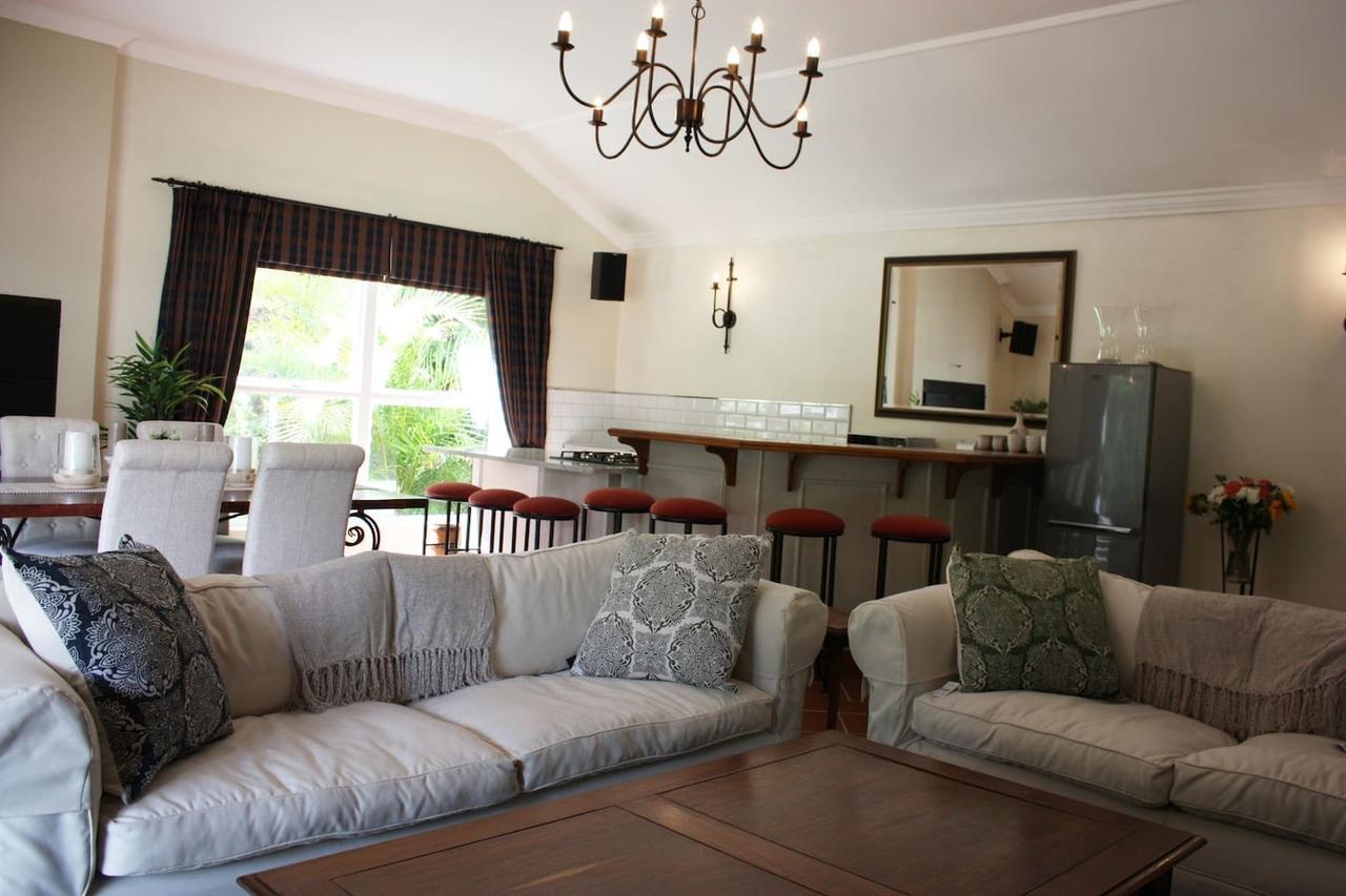 Camelot In Constantia Bed & Breakfast เคปทาวน์ ภายนอก รูปภาพ