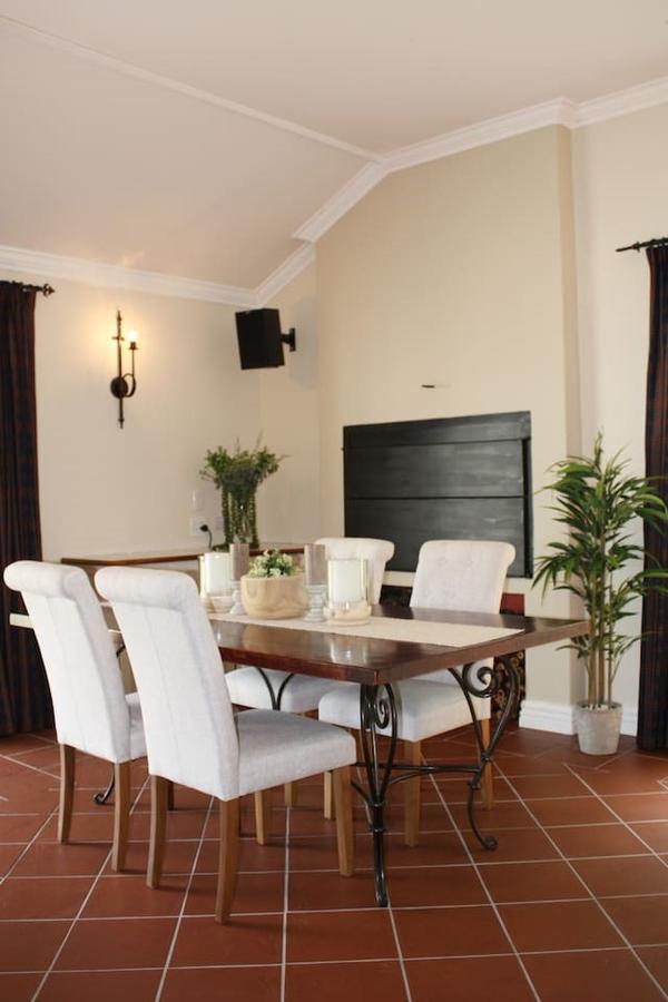 Camelot In Constantia Bed & Breakfast เคปทาวน์ ภายนอก รูปภาพ
