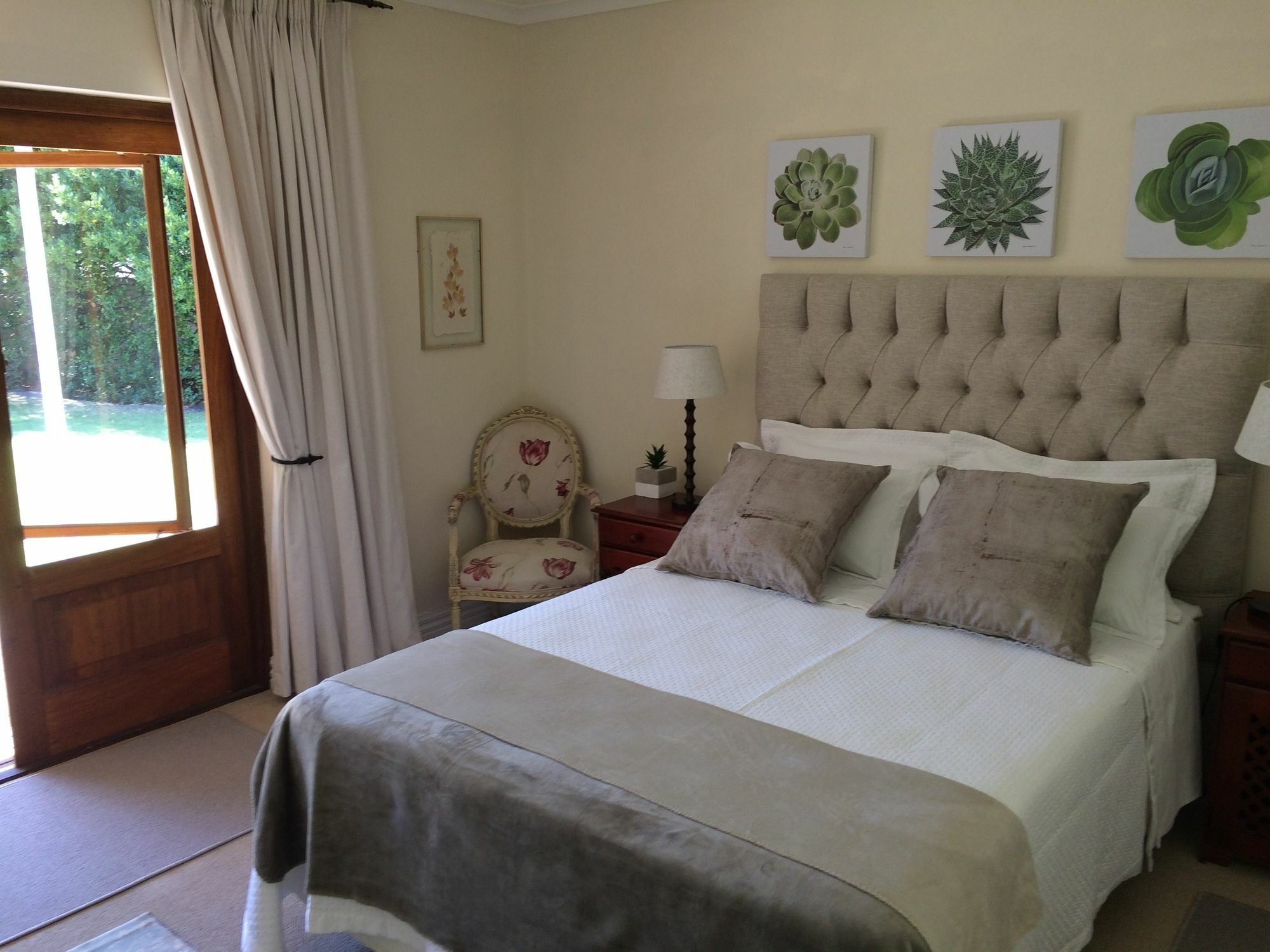 Camelot In Constantia Bed & Breakfast เคปทาวน์ ภายนอก รูปภาพ
